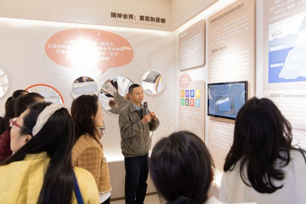 科普馆参观2.jpg 同题参见工作坊汇聚了来自电子科技大学